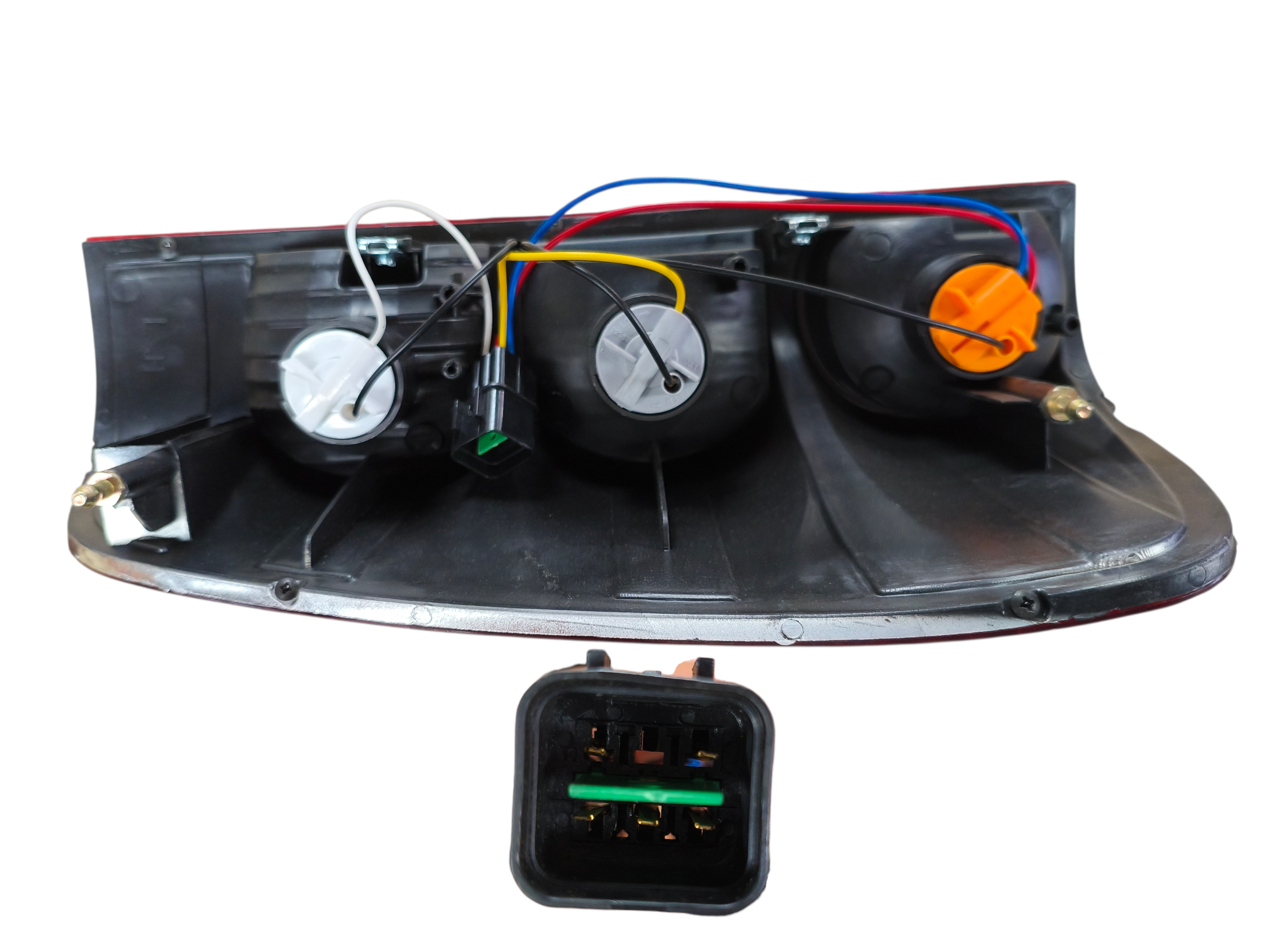 FOCO TRASERO IZQ. 2.0-2.2 WINGLE 5 LISO 2